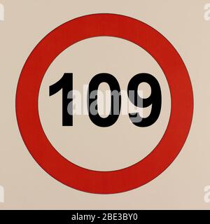 Illustration des Straßenverkehrszeichens 'maximum Höchstgeschwindigkeit 109 km pro Stunde' Banque D'Images