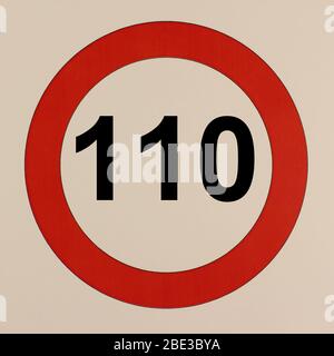 Illustration des Straßenverkehrszeichens 'maximum Höchstgeschwindigkeit 110 km pro Stunde' Banque D'Images