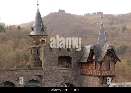 Blick auf die Burg Cochem im Moseltal Banque D'Images