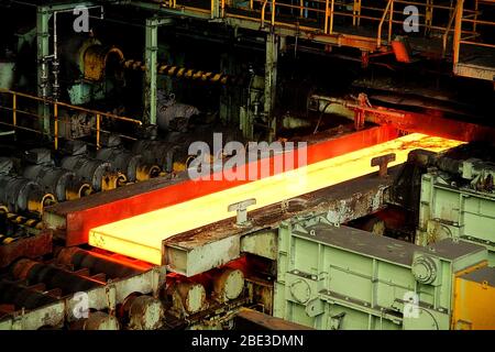 Poutre en acier chaud sur le convoyeur de l'usine sidérurgique Banque D'Images