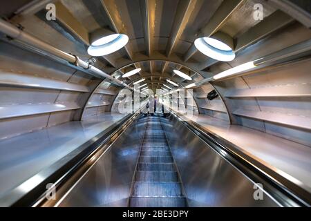 Escalier roulant à l'intérieur de l'Atomium construit pour l'exposition universelle de Bruxelles de 1958, Bruxelles, Belgique Banque D'Images