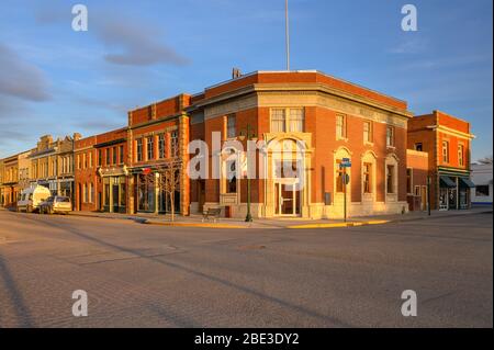 Fort MacLeod (Alberta), Canada - le 09 avril 2020 : Sun situé sur la rue principale historique de la ville des Prairies Banque D'Images