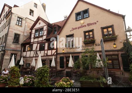 Zum Gulden Stern, un restaurant historique situé sur le Zirkelschmiedsgasse à Nuremberg, en Allemagne. Banque D'Images