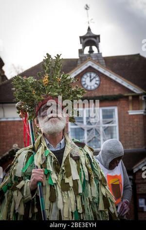 Les mommers vêtues de costumes traditionnels se remplissent au centre de Haslemere High Street à l'heure de Noël. Banque D'Images