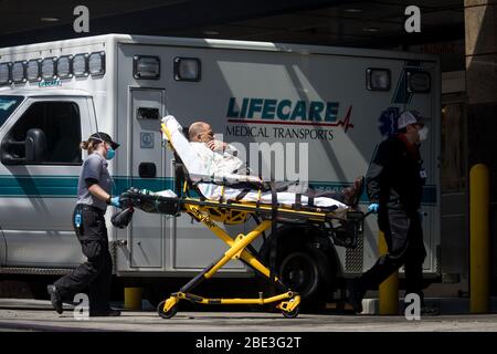 New York, États-Unis. 11 avril 2020. Les professionnels de la santé ont fait entrer un patient dans la salle d'urgence du Centre hospitalier BronxCare, dans le quartier Bronx de New York, aux États-Unis, le 11 avril 2020. Le nombre de cas de COVID-19 aux États-Unis a dépassé 500 000 vendredi soir, selon le Centre de science et d'ingénierie des systèmes (CSSE) de l'Université Johns Hopkins. Crédit: Michael Nagle/Xinhua/Alay Live News Banque D'Images