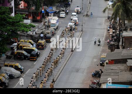 Le drapeau des policiers marche dans la rue pendant un verrouillage national.en raison de l'augmentation continue des cas de virus corona dans l'ensemble de l'État, le gouvernement Maharashtra a prolongé le verrouillage après que le ministre en chef Uddhav Thackeray a assisté à une réunion par vidéoconférence de Mumbai avec le Premier ministre indien Narendra Modi. Banque D'Images