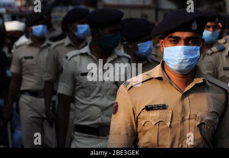 Les policiers portant un masque facial comme mesure de protection contre la propagation du coronavirus patrouillent dans la rue pendant le verrouillage.en raison de l'augmentation continue des cas de virus corona à travers l'état, Le gouvernement du Maharashtra a prolongé le maintien de la fonction après que le ministre en chef Uddhav Thackeray a assisté à une réunion par vidéoconférence de Mumbai avec le Premier ministre indien Narendra Modi. Banque D'Images