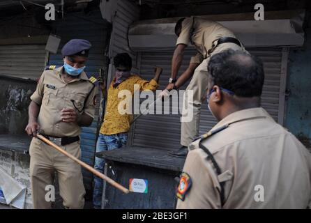 Un policier fouette un homme un bâton pendant le verrouillage.en raison de l'augmentation continue des cas de virus corona dans tout l'État, le gouvernement Maharashtra a prolongé le verrouillage après que le ministre en chef Uddhav Thackeray a assisté à une réunion par vidéoconférence de Mumbai avec le Premier ministre indien Narendra Modi. Banque D'Images