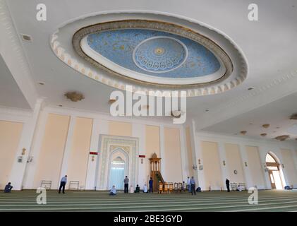 Vue intérieure de la mosquée de la Tilla Sheikh avec des ornements simples et mihrab. Situé dans le complexe architectural de Khazrati Imam, Tashkent, Ouzbékistan. Banque D'Images