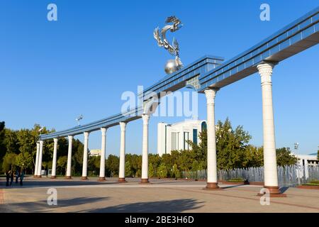 Arche d'Ezgulik sur la place de l'indépendance, également connue sous le nom de Mustaqillik Maydoni. Monument aux colonnes à Tachkent, Ouzbékistan (Mustaqillik Maydony). Banque D'Images