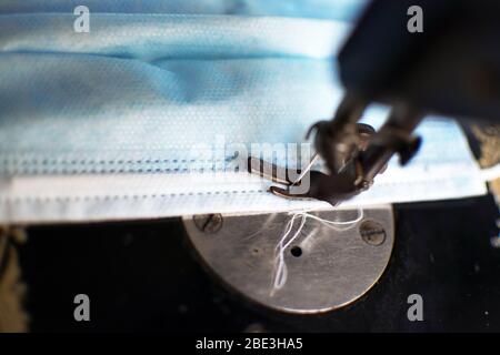 Avec la propagation mondiale du nouveau coronavirus pneumatia, la ligne de production automatique de masques médicaux jetables fait des masques en permanence 24 heures à Banque D'Images