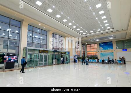 Intérieur du terminal national de l'aéroport Islam Karimov Tashkent. Peu de passagers attendant d'embarquer sur leurs vols Uzbekistan Airways. Tachkent, Ouzbékistan. Banque D'Images