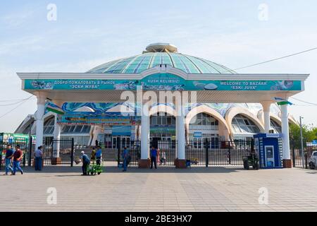 Entrée du Chorsu Bazar à Tachkent, Ouzbékistan, Asie centrale. Bazar ouzbek traditionnel avec dôme bleu. Le marché traditionnel est également connu sous le nom de Charsu baazar Banque D'Images