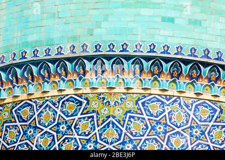 Vue rapprochée des détails colorés du dôme turquoise, des ornements islamiques et de la majolica florale (carreaux de céramique) à Barakhan Madrasah, Tachkent, Ouzbékistan. Banque D'Images