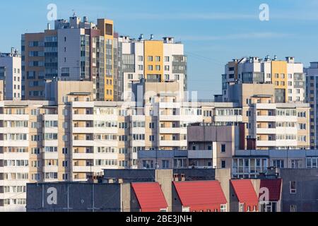 Étages supérieurs de bâtiments résidentiels de style européen moderne de plusieurs étages, vue sur la ville Banque D'Images