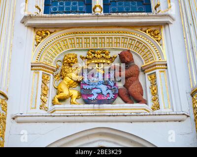 Manteau de bras avec lion doré, ours, couronne et détails or à Bruges, Belgique Banque D'Images