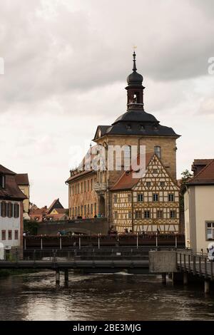 L'hôtel de ville (Altes Rathaus) sur la rivière Regnitz en journée nuageux à Bamberg, Haute-Franconie, Bavière, Allemagne. Banque D'Images