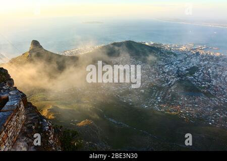 Vue sur Magiv depuis Table Mountain près du Cap en Afrique du Sud. Avec le pic pittoresque de la montagne Lion's Head entouré de brouillard, alias « toile de table » et point Banque D'Images