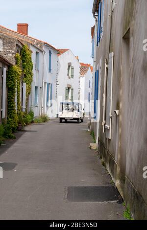 Voiture française de plage vintage dans une petite rue sur l'île de Noirmoutier à Vendée France Banque D'Images