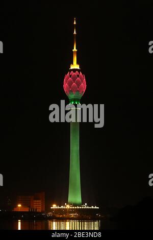 Colombo, Sri Lanka. 31 mars 2020. Colombo Lotus Tower s'est éclairé en rouge comme un hommage aux travailleurs de la santé et de la défense qui luttent contre le coronavirus en première ligne. Le coronavirus cause des symptômes légers ou modérés pour la plupart des personnes, mais pour certains, en particulier les adultes plus âgés et les personnes ayant des problèmes de santé existants, il peut causer une maladie ou la mort plus grave. Crédit: Harshana Johanas/SOPA Images/ZUMA Wire/Alay Live News Banque D'Images