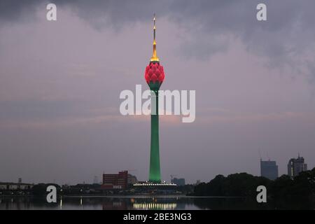 Colombo, Sri Lanka. 31 mars 2020. Colombo Lotus Tower s'est éclairé en rouge comme un hommage aux travailleurs de la santé et de la défense qui luttent contre le coronavirus en première ligne. Le coronavirus cause des symptômes légers ou modérés pour la plupart des personnes, mais pour certains, en particulier les adultes plus âgés et les personnes ayant des problèmes de santé existants, il peut causer une maladie ou la mort plus grave. Crédit: Harshana Johanas/SOPA Images/ZUMA Wire/Alay Live News Banque D'Images