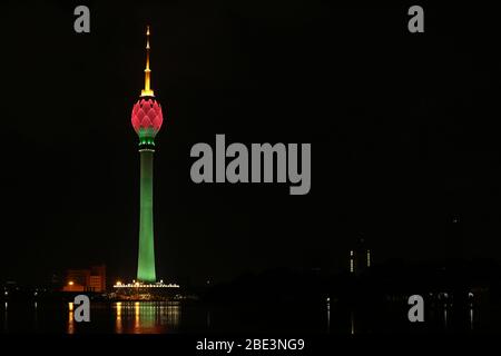 Colombo, Sri Lanka. 31 mars 2020. Colombo Lotus Tower s'est éclairé en rouge comme un hommage aux travailleurs de la santé et de la défense qui luttent contre le coronavirus en première ligne. Le coronavirus cause des symptômes légers ou modérés pour la plupart des personnes, mais pour certains, en particulier les adultes plus âgés et les personnes ayant des problèmes de santé existants, il peut causer une maladie ou la mort plus grave. Crédit: Harshana Johanas/SOPA Images/ZUMA Wire/Alay Live News Banque D'Images