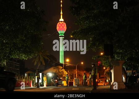 Colombo, Sri Lanka. 31 mars 2020. Colombo Lotus Tower s'est éclairé en rouge comme un hommage aux travailleurs de la santé et de la défense qui luttent contre le coronavirus en première ligne. Le coronavirus cause des symptômes légers ou modérés pour la plupart des personnes, mais pour certains, en particulier les adultes plus âgés et les personnes ayant des problèmes de santé existants, il peut causer une maladie ou la mort plus grave. Crédit: Harshana Johanas/SOPA Images/ZUMA Wire/Alay Live News Banque D'Images