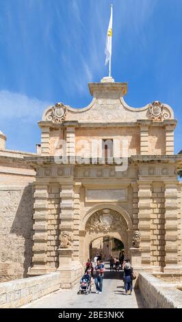 Les gens qui marchent à travers la porte de Mdina, Silent City of Mdina, Malte Banque D'Images