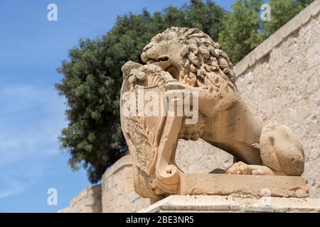 Bouclier en pierre sculpté et lion sur la porte de la Mdina, Silent City of Mdina, Malte Banque D'Images