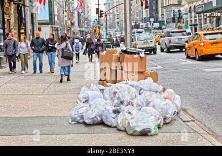 Les ordures sont triées et prêtes pour le ramassage, dans les rues de Manhattan, New York Banque D'Images