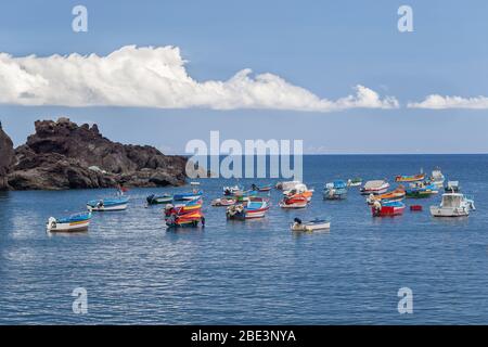 Camara de Lobos, Madère, Portugal - 26 juillet 2018 : bateaux de pêcheurs lumineux dans la baie du village Banque D'Images