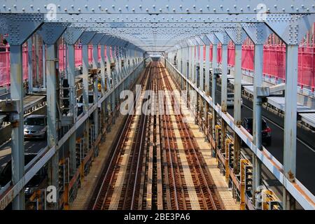 Des voies de métro vides traversent Williamsburg Bridge, Manhattan le 27 juillet 2019 à New York, États-Unis. (Photo de Wojciech Migda) Banque D'Images