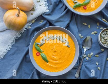 Soupe à la crème de citrouille en céramique sur la table de cuisine Banque D'Images