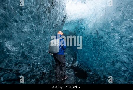 À l'intérieur d'une grotte de glace de glacier en Islande Banque D'Images