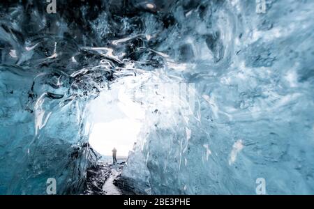 À l'intérieur d'une grotte de glace de glacier en Islande Banque D'Images