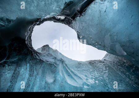 À l'intérieur d'une grotte de glace de glacier en Islande Banque D'Images