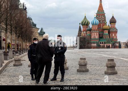 Moscou, Russie. 11 avril 2020. La police patrouille les Suqare rouges et vérifie les raisons pour lesquelles les gens vont de chez eux pendant un ordre d'isolement de domicile imposé par les autorités de Moscou aux citoyens de tous âges pour contenir la propagation de l'infection du coronavirus COVID-19, Russie. Un système de laissez-passer de verrouillage sera imposé à Moscou et dans sa région à partir du 13 avril afin de mettre fin à la propagation du coronavirus Banque D'Images