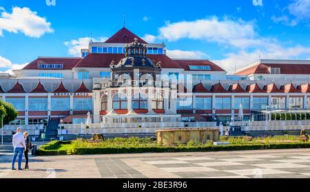 SOPOT, POLOGNE : 26 SEPTEMBRE 2018 :place de guérison devant la Maison du Spa, à côté de la jetée. Banque D'Images