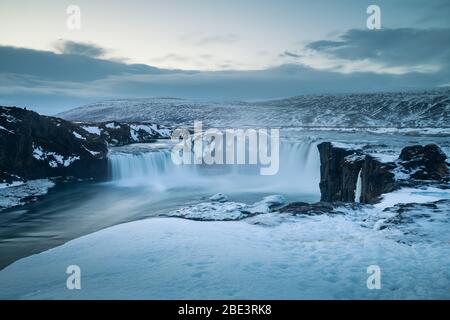 Cascade de Godafoss en hiver en Islande Banque D'Images