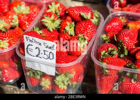 Fraises maltaises avec prix en euros par punnet, Malte Banque D'Images