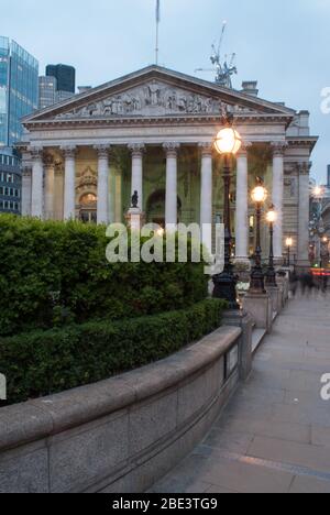 Soirée crépuscule lumières illuminées Frieze Pediment Corinthian colonne à Royal Exchange, Threadneedle Street, City of London, 3 V 3 LR par Sir William Tite Banque D'Images