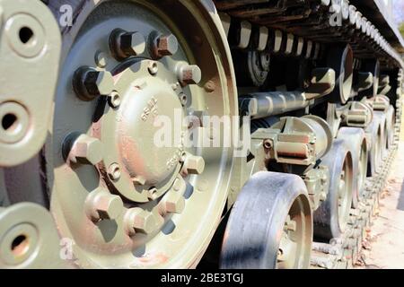 Gros plan sur la voie arrière droite - réservoir Sherman du M4A2E8 au cimetière Beechwood, cimetière national du Canada à Ottawa, Ontario, Canada. Banque D'Images
