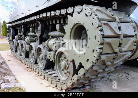 Gros plan sur la voie avant droite - réservoir Sherman du M4A2E8 au cimetière Beechwood, cimetière national du Canada à Ottawa, Ontario, Canada. Banque D'Images