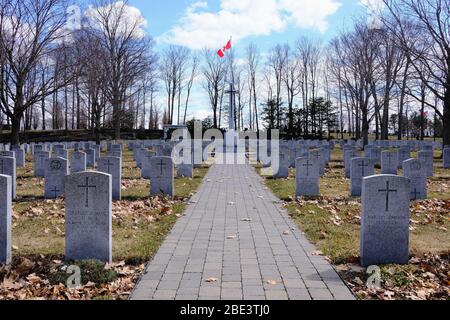 Chemin pavé menant à la Croix du sacrifice dans la section des sépultures de guerre du Commonwealth (CGC) du cimetière Beechwood à Ottawa, Ontario, Canada. Banque D'Images