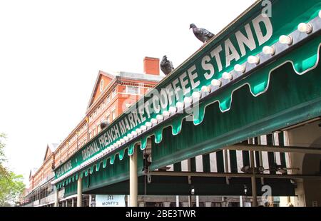 New Orleans, LA - 27 mars 2016 : une journée de tournage du café du monde-Original French Market Coffee Stand panneau extérieur dans le quartier français. Banque D'Images