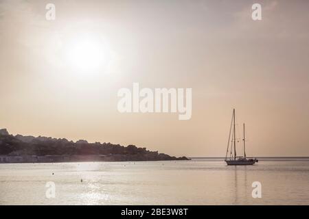 Yacht dans l'eau calme, il-Bajja tal-Gnejna, Gnejna Bay, Mgarr, Malte Banque D'Images