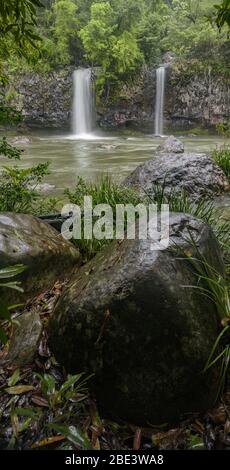 Panorama vertical de la forêt tropicale luxuriante et des chutes jumelles dans le parc national de Tully gorge dans le Queensland, en Australie. Banque D'Images