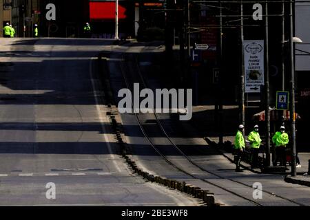 Istanbul, Turquie. 11 avril 2020. Les policiers se tiennent à l'extérieur du district de Kadikoy après que les autorités turques ont annoncé un couvre-feu le week-end pour enrayer la propagation de la pandémie de coronavirus Covid-19 à Istanbul, en Turquie, le 11 avril 2020. (Photo de Jason Dean/Sipa USA) crédit: SIPA USA/Alay Live News Banque D'Images