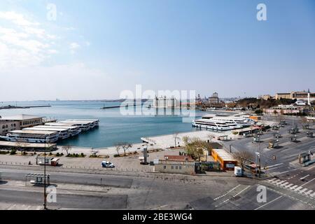 Istanbul, Turquie. 11 avril 2020. Une vue générale du district de Kadikoy et des feries après que les autorités turques ont annoncé un couvre-feu week-end pour enrayer la propagation de la pandémie de coronavirus Covid-19 à Istanbul, Turquie, 11 avril 2020. (Photo de Jason Dean/Sipa USA) crédit: SIPA USA/Alay Live News Banque D'Images