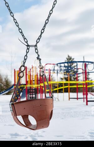 Balançoire liée installée dans un terrain de jeux fermé pendant la pandémie du coronavirus en hiver, Yellowknife, Territoires du Nord-Ouest, Canada, avril 2020. Banque D'Images